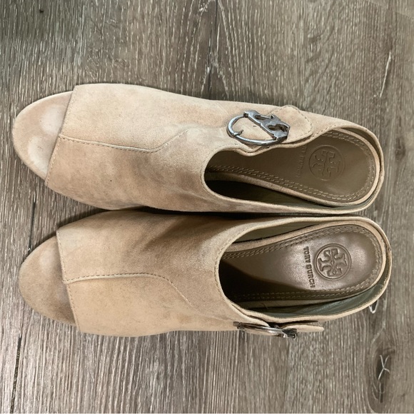 Tory Burch Open-Toe Suede Wedge Mule Neutral Taupe Tan Logo Buckle size 8M - Picture 3 of 6